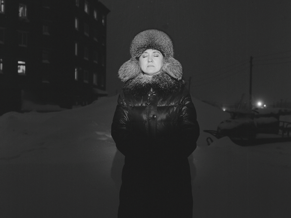 Georgs Avetisjans, Irina Shinova in Igarka, Russia. Dalla serie “Motherland. Far Beyond the Polar Circle”, 2020