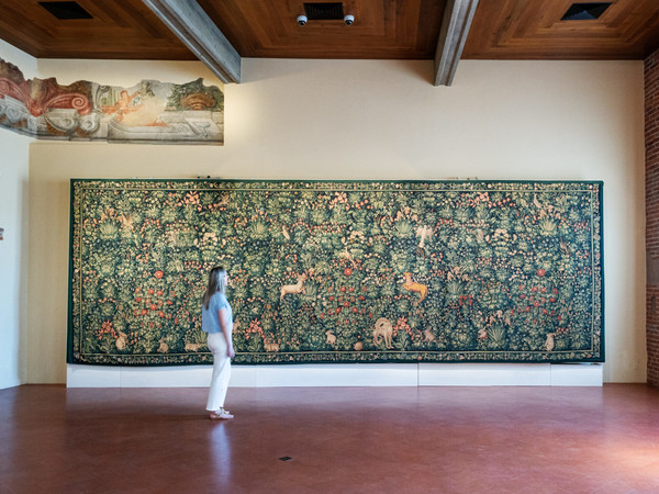 Arazzo millefiori, Museo dell'Antico Palazzo dei Vescovi, Pistoia. Courtesy Fondazione Pistoia Musei I Ph. Ela Bialkowska OKNO studio