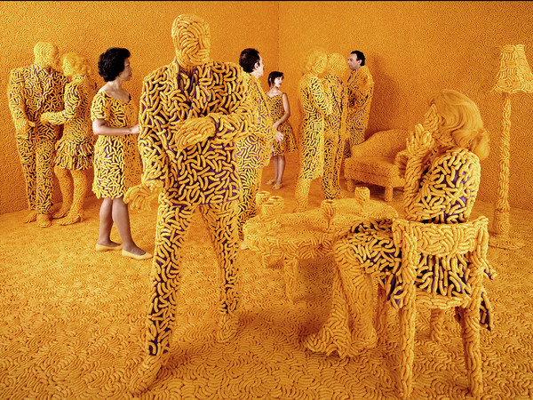 Sandy Skoglund, The Cocktail Party, 1992, color photograph approx. image size cm. 120x162.5 ca. 