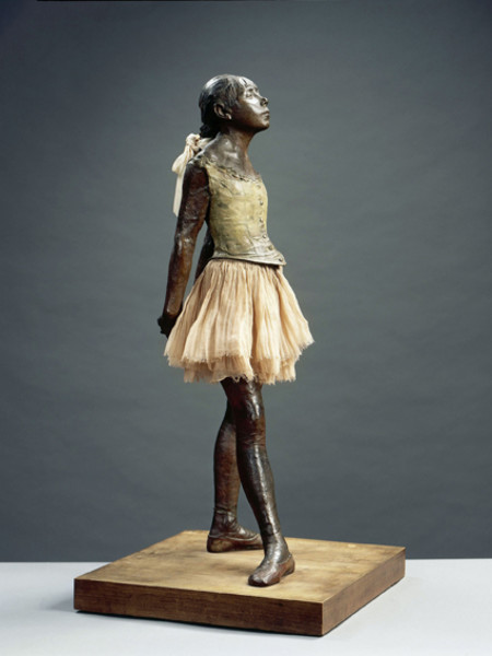 Piccola danzatrice di quattordici anni, fusione eseguita tra il 1921 e il 1931 bronzo patinato, tutu in tulle, nastro in satin; base di legno; 98x35,2x24,5 cm 