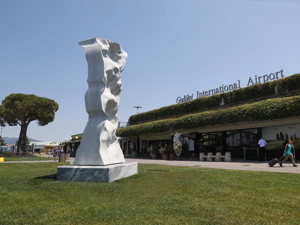 Scultura di Helidon Xhixha all'Aeroporto Internazionale Galileo Galilei di Pisa