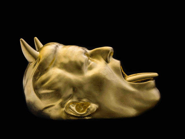 Jan Fabre, A Devilish Ashtray, 2020, bronzo al silicio, foglia oro, 26,9 x 15,8 x 13,7 cm., edizione 1/8. Pat Verbruggen © 