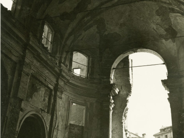 Claudio Emmer, Milano, S. Sisto, interno, post agosto 1943 - ante 1960. Civico Archivio Fotografico, Milano