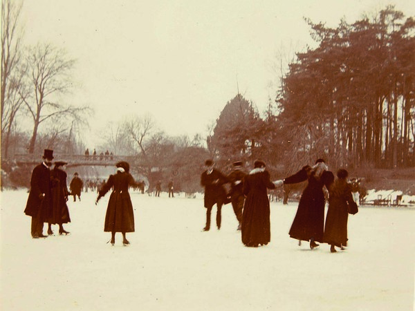 Henri Lemoine, Bois de Boulogne, lago ghiacciato e pattinatori, 1894-1900, Aristotipo, 8.3 x 6.7 cm, Parigi, Musée d'Orsay