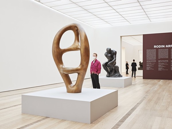 <span>Veduta dell’installazione «Rodin / Arp» nella Fondation Beyeler, Riehen/Basilea, 2021; Hans Arp, Ptolemäus III, 1961, Kunstmuseum Basel; Auguste Rodin, Il pensatore, 1903, Kunsthalle Bielefeld I Ph. <span>Mark Niedermann</span></span>