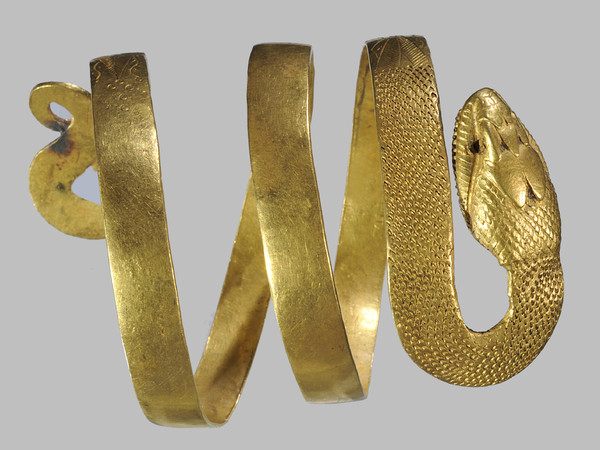 Armilla a corpo di serpente, I sec. d.C., oro lavorato a fusione e incisione, pasta vitrea verde, diametro 9,8 cm, Museo Archeologico Nazionale, Napoli