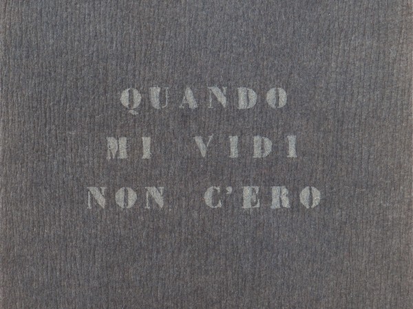 Vincenzo Agnetti, Autoritratto, 1971. Feltro grigio con scritta dipinta di grigio, 120 x 80 cm.