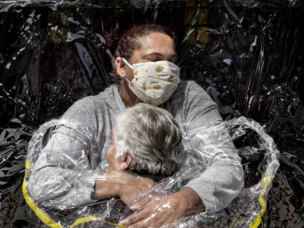 Mads Nissen,<em> The First Embrace</em> © Mads Nissen, Denmark, Politiken/Panos Pictures | Courtesy World Presso Photo 2021