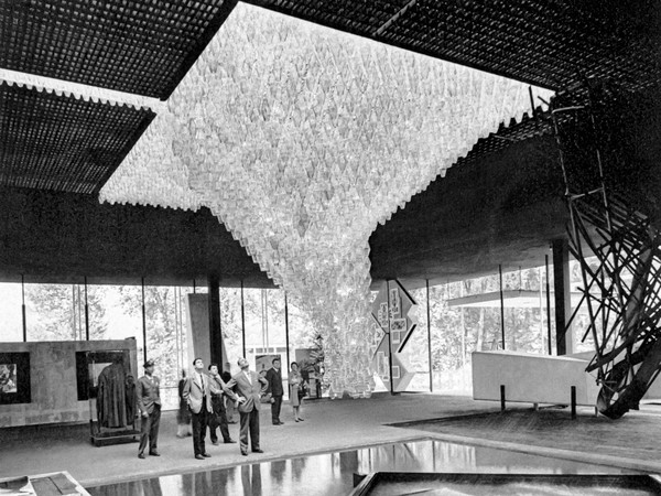 Grande lampadario a poliedri nel padiglione del Veneto a Italia61, Torino. Progetto Carlo Scarpa, 1961
