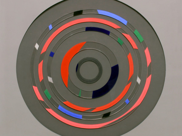 Sara Campesan, Scomposizione circolare,1982, perspex dipinto su legno, 75 x 75 cm