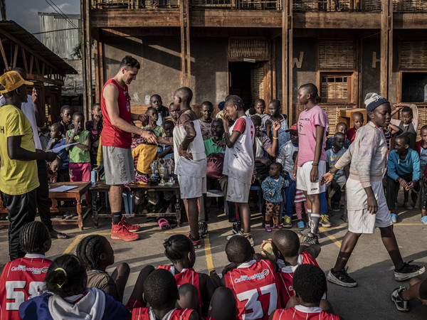 Slums Dunk in una basketball academy in Kenya