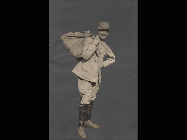 Umberto Boccioni in uniforme, [1914-1916]  fotografia; 140 x 90 mm  Mart, Archivio del ‘900, fondo Fortunato Depero, Dep.7.1.1.1.260MART, Museo di Arte Moderna e Contemporanea di Trento e Rovereto 