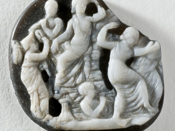 Cammeo con scena di Baccanale, 1-2 sec a.C., Agata a due strati, 3,3x3,3x0,4 mm, Venezia, Museo Archeologico Nazionale