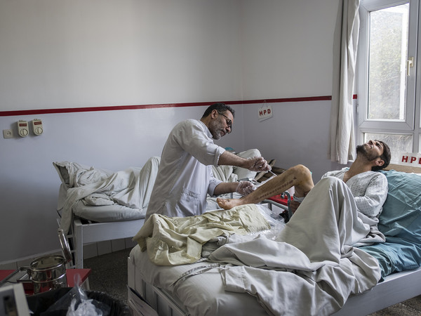 Giulio Piscitelli, Kabul, Afghanistan. La medicazione di un paziente, rimasto ferito dall’esplosione di un’autobomba, cm. 70x100