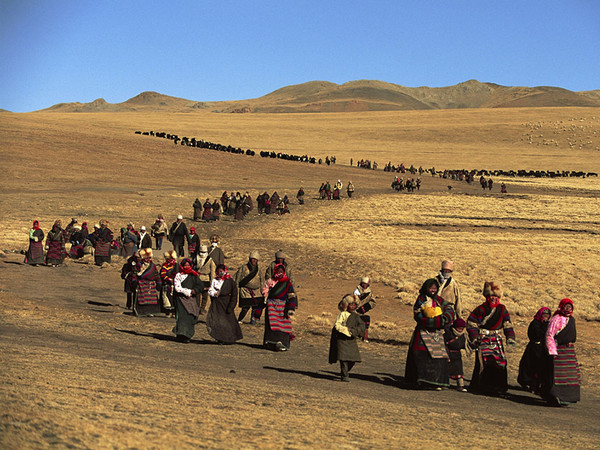 Durante la celebrazione del Lhabab Duchen, i pellegrini camminano intorno a una collina sulla quale si erge uno stupa .Tibet, Cina 1991 . © Kazuyoshi Nomachi