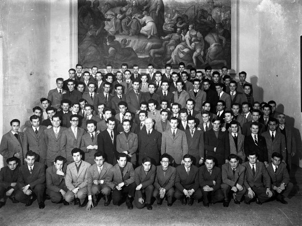 Alunni del Collegio Cairoli con il rettore Plinio Fraccaro, 1952