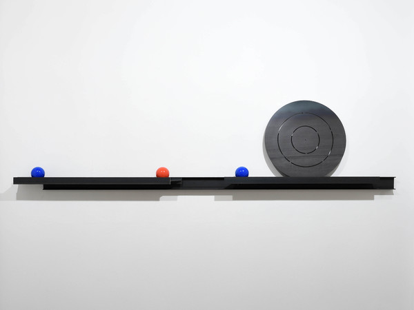 Eliseo Mattiacci, Dinamica a parete, 2010 ca., acciaio, bocce da gioco, cm. h 70x300 (diametro disco cm 45)