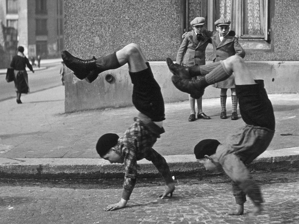 Robert Doisneau, <em>Les frères</em>, Rue du Docteur Lecène, Paris, 1934