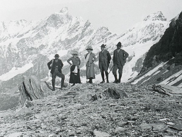 Egon Beck Peccoz, Valtournenche, Egon e Ida Beck Peccoz con amici salendo al Teodulo. Primi anni Venti del ‘900 Tratta da una fotostereoscopia positiva, gelatina ai sali d'argento 44x107. Gressoney-La-Trinité, Maria Cristina Beck Peccoz