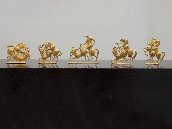 Fritz Koenig, Paarungsspiele, Zwei Kentauren 1986. Oro. Fondazione Fritz e Maria Koenig