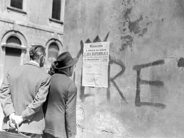 “Passanti leggono il titolo della seconda edizione del quotidiano Milano-Sera affisso a un muro: "Il popolo ha scelto. È già Repubblica", 5 giugno 1946”. Archivio Publifoto Intesa Sanpaolo