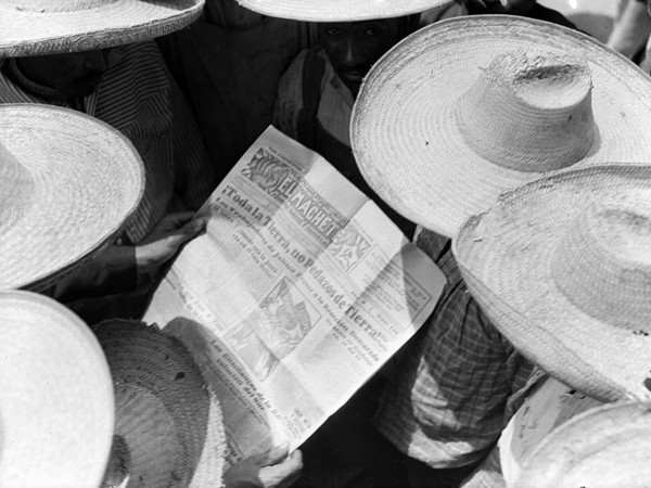Tina Modotti, Campesinos leyendo el Machete, FECHA ca. 1929, Lugar, Ciudad de México, Distrito Federal, Mexico, inv 35319 
