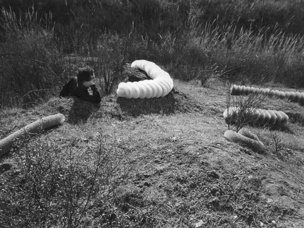 Pino Pascali con Bachi da setola e altri lavori in corso, 1968 Foto di Andrea Taverna. Courtesy Fabio Sargentini – Archivio L’Attico