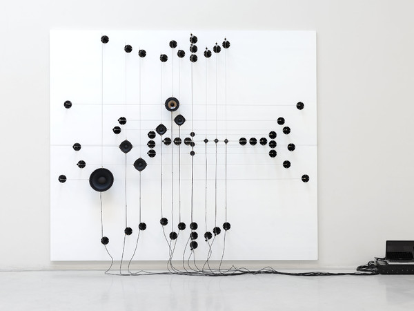 Roberto Pugliese, Acustiche tensioni matematiche, 2017 Speaker, cavi audio, cavi in metallo, ferro, alluminio, composizione audio, 245x285x48 cm.