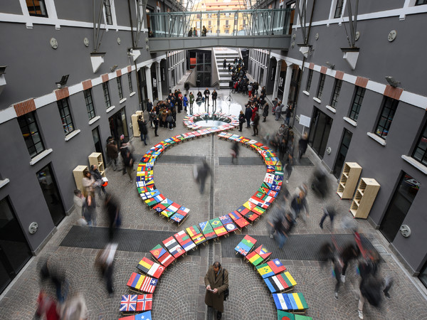 Michelangelo Pistoletto e Angelo Savarese. La Bandiera del Mondo 1+1=3