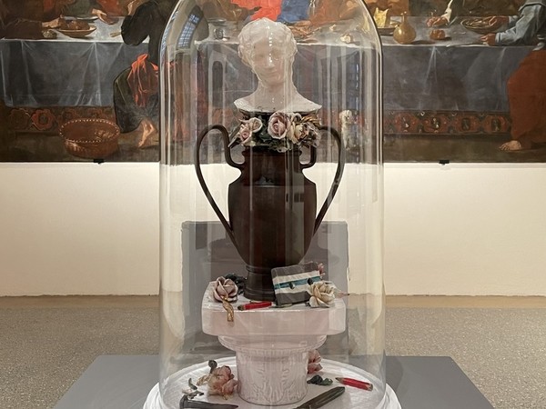  Luca Freschi, Santa Eulalia, 2023, terracotta ceramica dipinta, objet trouvé e campana di vetro, cm. 40x40x80. Museo diocesano Francesco Gonzaga, Mantova 