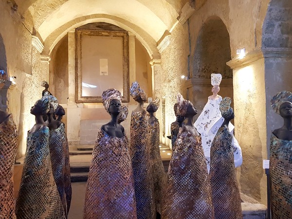 Louise Manzon, Aiòn nei Sassi, allestimento mostra, San Pietro Barisano, Matera