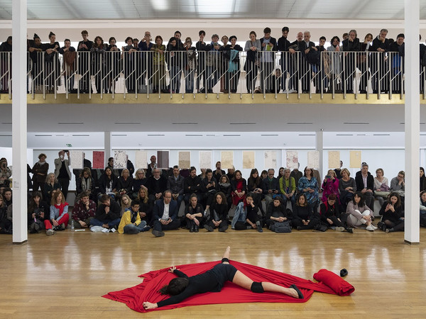 Anna Maria Maiolino, Al di là di, 2019. Performance al PAC, Milano