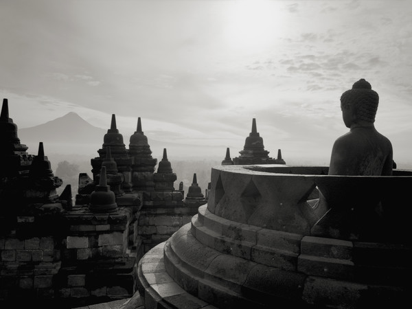 Kenro Izu, Borobdur #15, Indonesia, 1996, dalla serie “Sacred Places”, stampa ai pigmenti, 72x102 cm