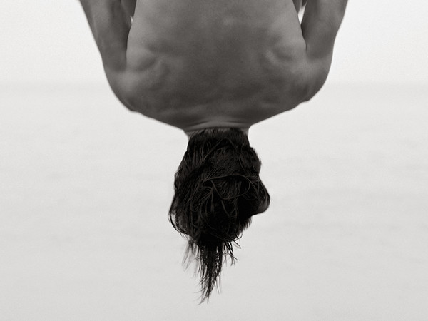 Herb Ritts, Backflip, Paradise Cove 1987 | © Herb Ritts Foundation