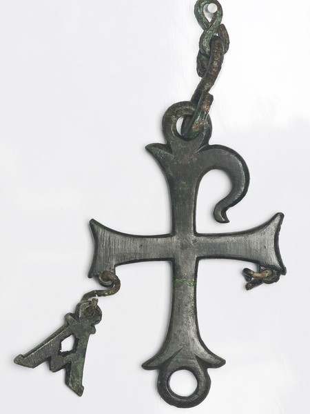 Pendente a forma di croce dagli scavi della casa delle Bestie Ferite. IV secolo