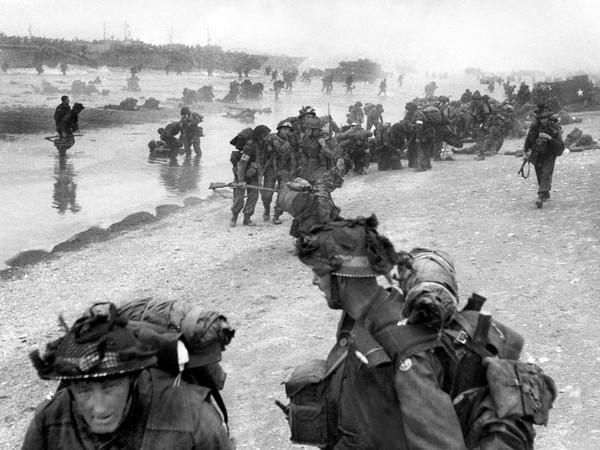 Lo sbarco delle truppe inglesi a White Beach, vicino Hermanville-Sur-Mer. Normandia, Francia, 6 giugno 1944