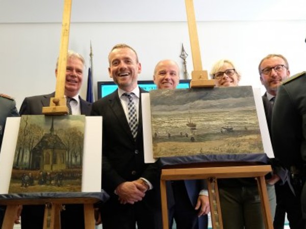 I due quadri di Van Gogh recuperati a settembre 2016 dopo 14 anni dal furto: al centro Axel Ruger, direttore del museo van Gogh