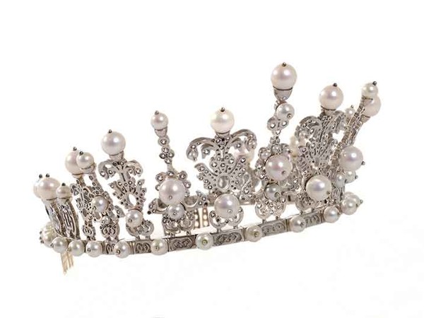 Tiara, 2010. Oro bianco 750/1000, argento al palladio 9, zaffiri bianchi sfaccettati 77 carati, 70 perle naturali coltivate bianche, h 7 cm, semicirconferenza 12 cm, lunghezza 13,5 cm. Collezione Ballarino Cavour