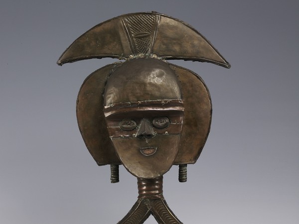 Figura di reliquiario (mbulu ngulu), Probabilmente fine XIX secolo - inizio XX secolo, Artista non riconosciuto, Kota, Gabon, Legno, rame e ferro, 61 x 35 x 11 cm | Foto: © manusardi.it