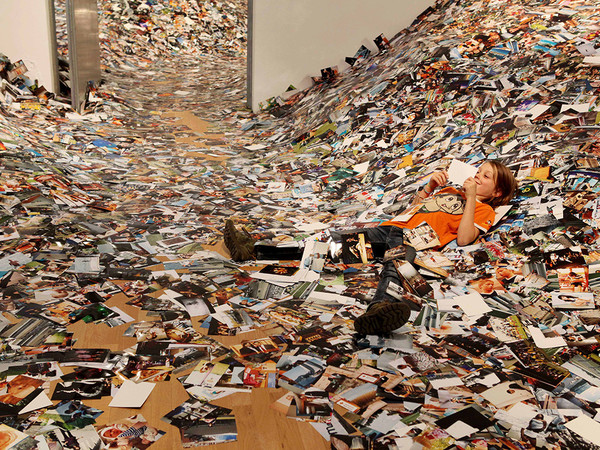 Cover evento © Erik Kessels, 24hrs in photos, 2011