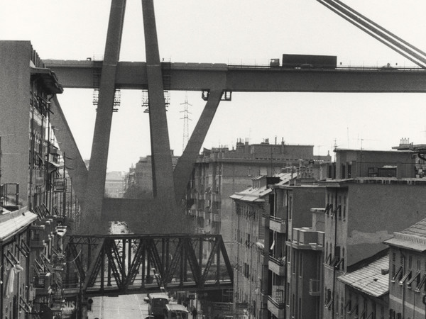 Gianni Berengo Gardin, Genova, 2001, Il ponte sopra la città e la ferrovia, 2002