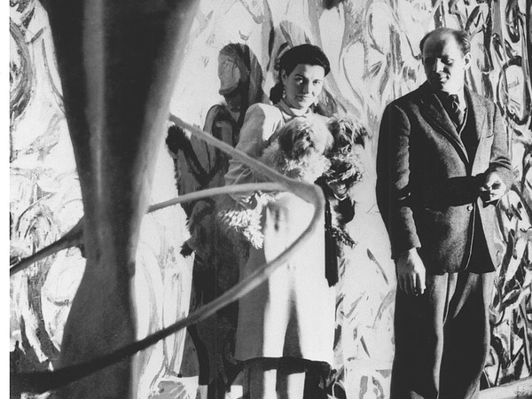 Peggy Guggenheim e Jackson Pollock davanti al Murale. © Foto George Kargar.   