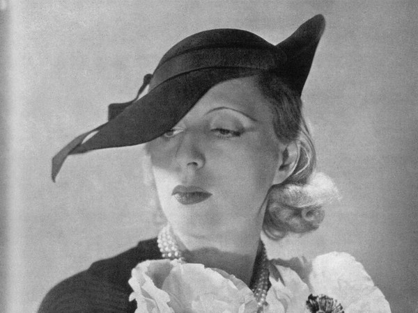 Studio Ad.-Art, Tamara de Lempicka con cappello rose Descat e abito Marcel Rochas, 1935. © Studio Ad.-Art