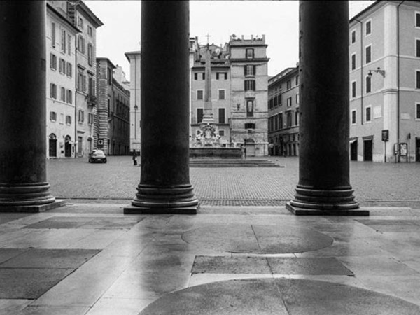 Andrea Catoni, Marzo 2020, Roma ora di punta (Pantheon), 2020. Fotografia analogica, Stampa Fine Art, 107x40 cm. Edizione di 7
