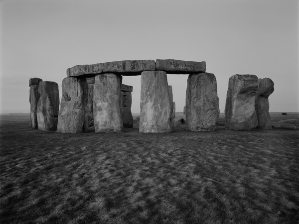 Kenro Izu, Stonehenge #69, England, 1981 dalla serie “Sacred Places”, stampa ai sali d’argento, 25x33 cm