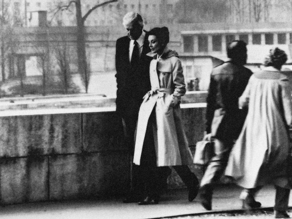 <span>Audrey Hepburn en Hubert de Givenchy in Paris, 1982. Foto di Jacques Scandelari. Courtesy Hubert de Givenchy</span>