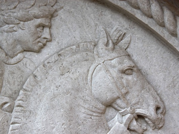 Jacopo della Quercia, Ritratto equestre di Niccolò Ludovisi alla Rocchetta Mattei (dettaglio)