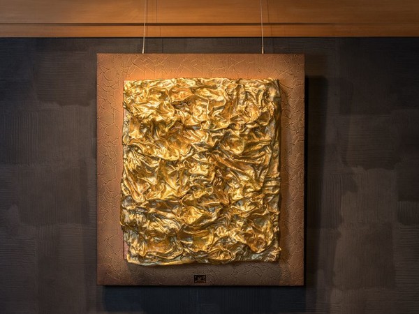 Francesco Mazzi, Pelle di sole, 2020-2021, tecnica mista con foglia oro, 24 K, cm. 535x45x45