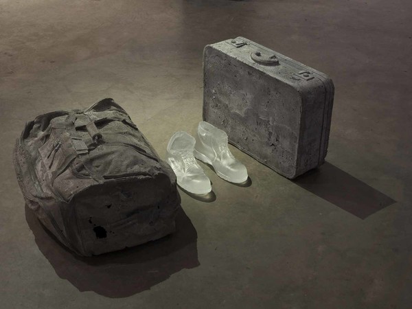 Christopher Boha, Canada 1978, In my Shoes, 2015, Calco in cemento, vetro cristallo ottico, 100x64x200cm