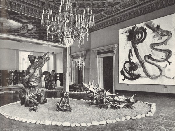 <em>Dalla natura all’arte</em>, Centro Internazionale delle Arti e del Costume, Palazzo Grassi, Venezia, Arti Grafiche Fantoni, 1960 | Foto Venezia: Fotografia Ferruzzi<br />